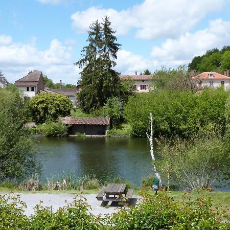 Lumineuse Maison: Nature View Retreat near Lake Saint-Pardoux  Exterior photo