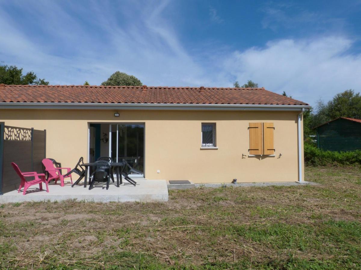 Lumineuse Maison: Nature View Retreat near Lake Saint-Pardoux  Exterior photo